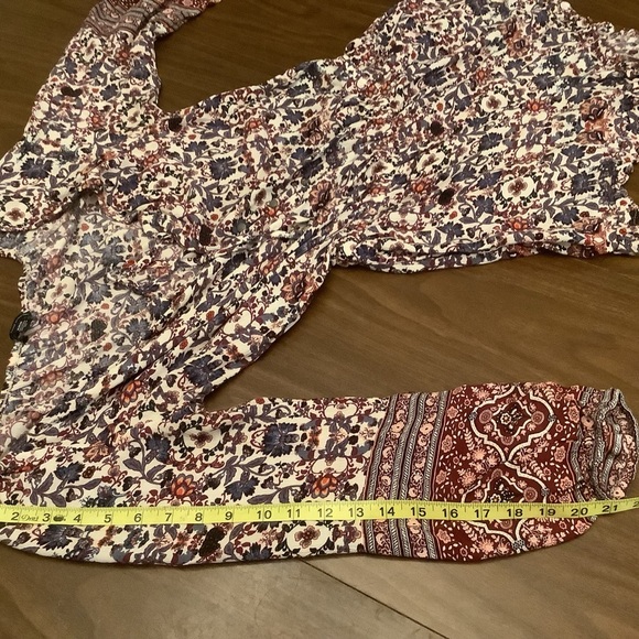 ⸻

American Eagle Boho Floral Romper • Women’s Medium - Picture 4 of 8